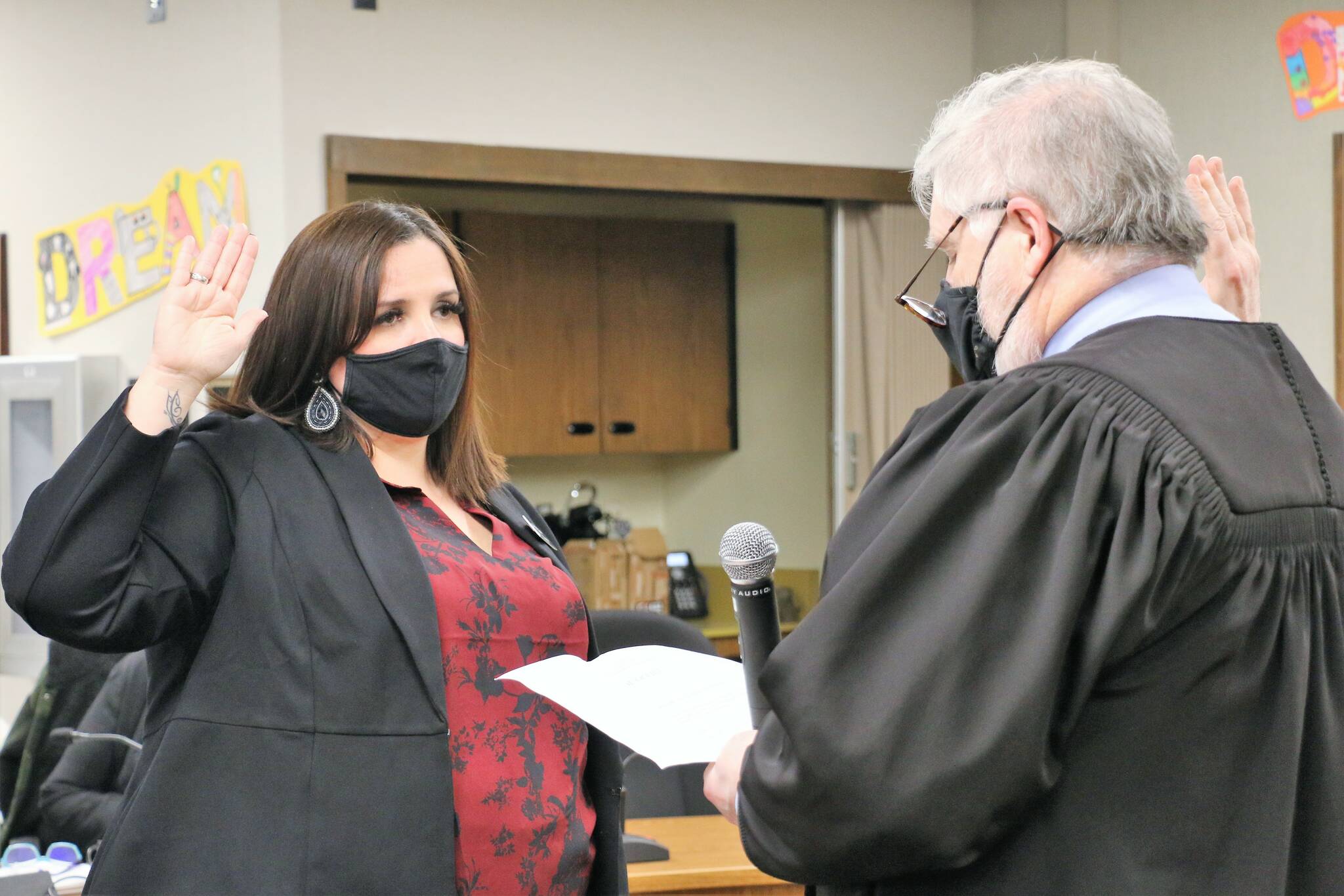 Melissa Laramie holds up her right hand as she is sworn into the Auburn School Board by King County Superior Court Judge Matthew Williams on Dec. 13, 2021. Photo Courtesy of the Auburn School District