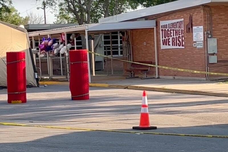 Police lines set up outside of Robb Elementary School in Uvalde, Texas. (Public domain photo courtesy of VOA/Wikipedia)