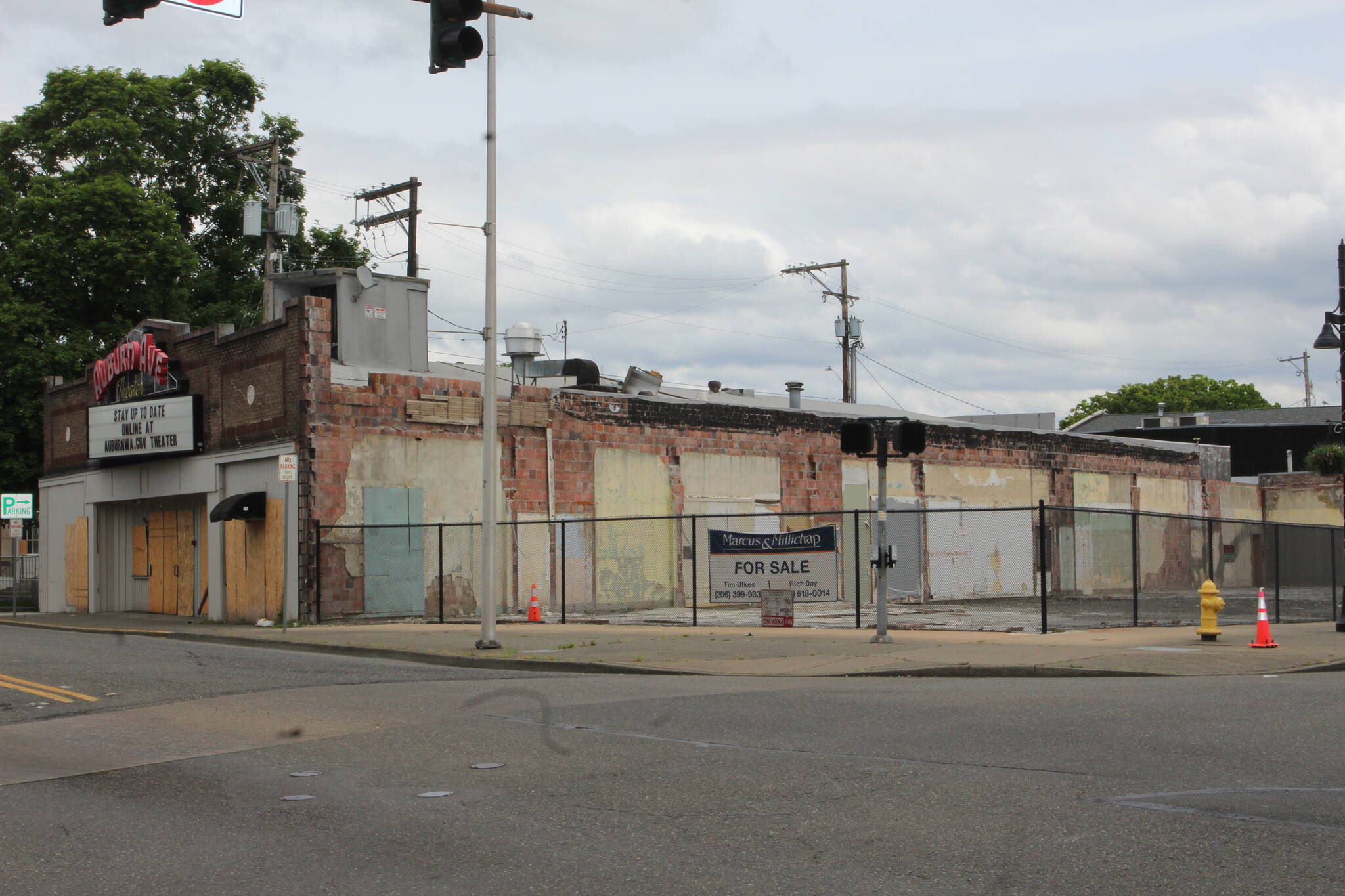 Empty lot next to the Auburn Avenue Theater. The Auburn City Council voted to approve the purchase of the lot on June 6, 2022. Photo by Henry Stewart-Wood/Sound Publishing