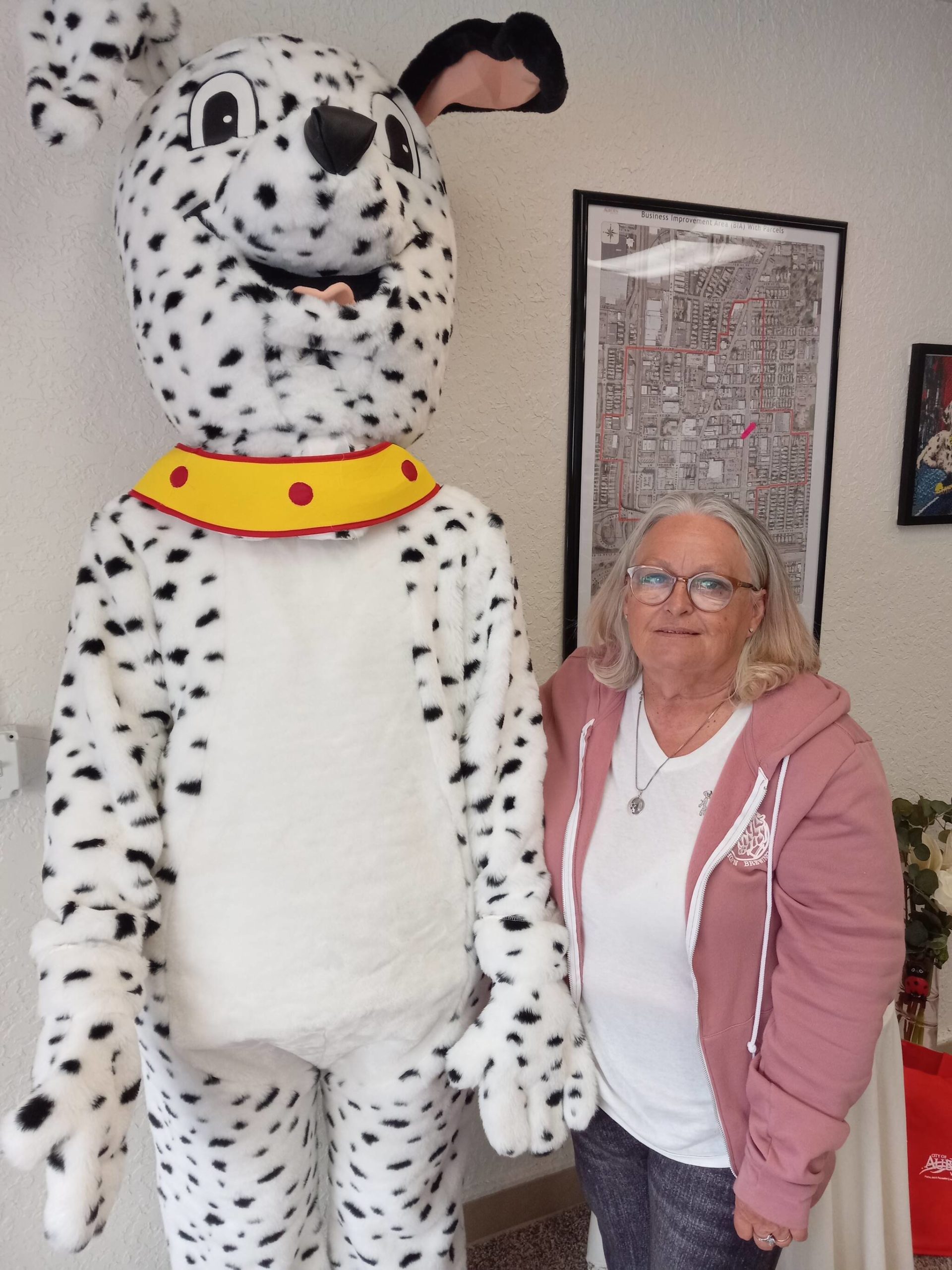 Robert Whale / Auburn Reporter
Cheryl Rakes and the Downtown Auburn Cooperative’s mascot, Duke, are both helpers for the organization’s latest event, Hot Nights.