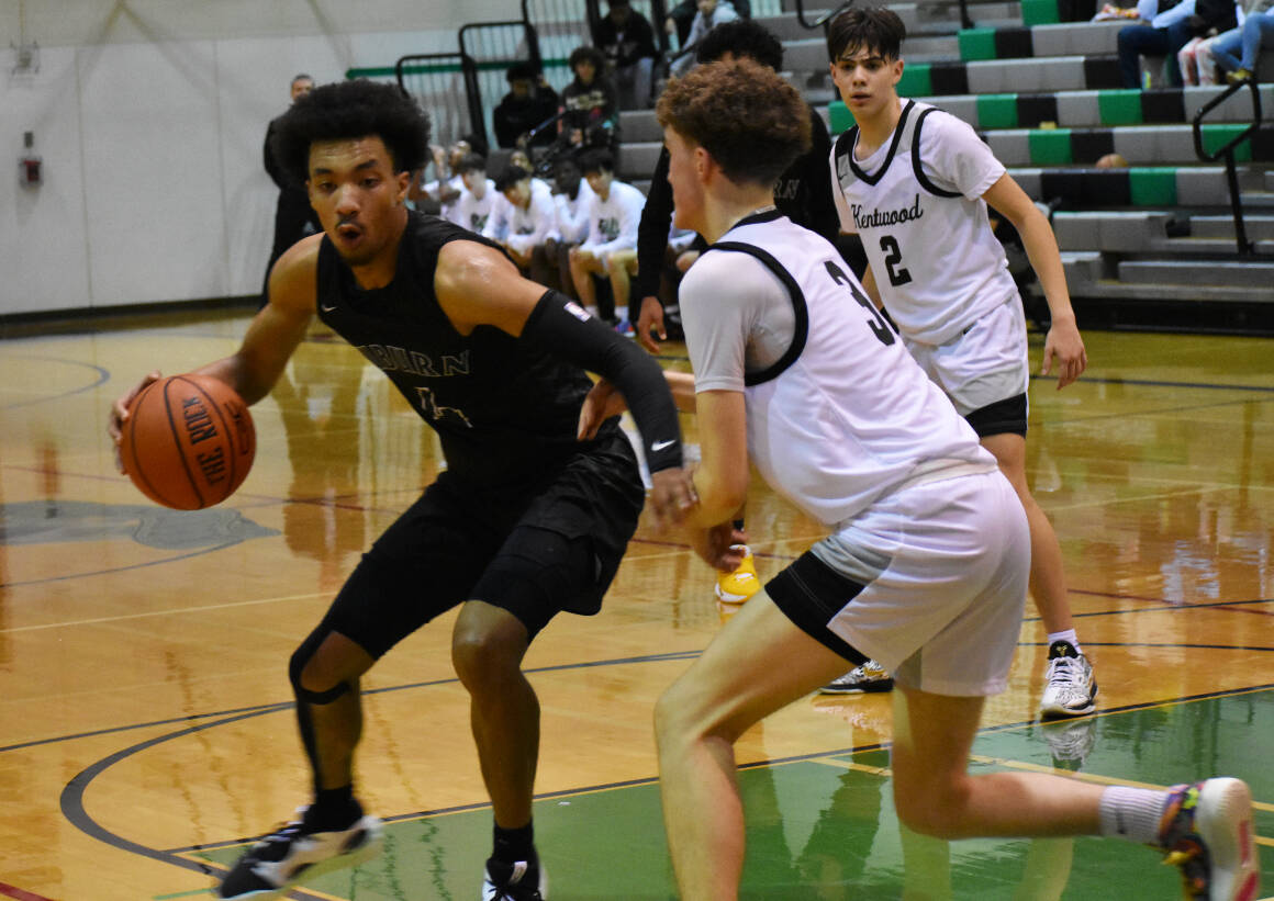 Photos by Ben Ray/Auburn Reporter
Auburn senior Semaj Brown backs down a defender in the win over Kentwood.