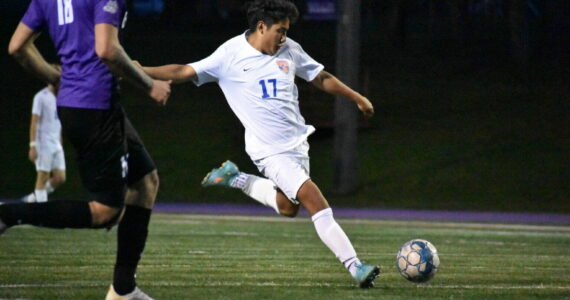 A player pictured during Auburn Mountainview’s win over Foster on April 14. Ben Ray / The Reporter