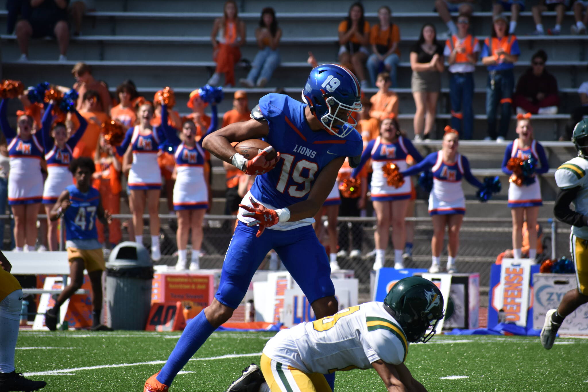 Auburn Mountainview’s Jalen Hicks topples a defender. Ben Ray / The Reporter