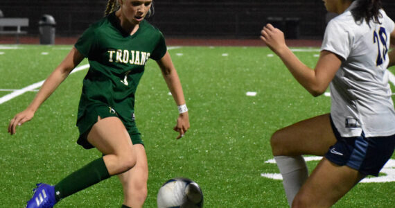 Auburn’s Brynn Casperson tries to avoid a Gator defender. Ben Ray / The Reporter