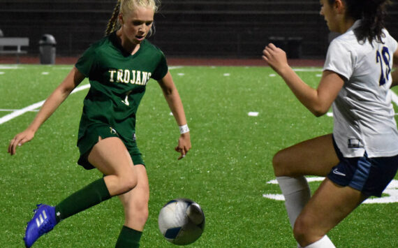 Auburn’s Brynn Casperson tries to avoid a Gator defender. Ben Ray / The Reporter
