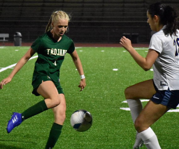 Auburn’s Brynn Casperson tries to avoid a Gator defender. Ben Ray / The Reporter