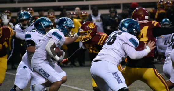 Thyrou Umi-Tuato’o runs into the teeth of the O’Dea defense. Ben Ray / The Reporter