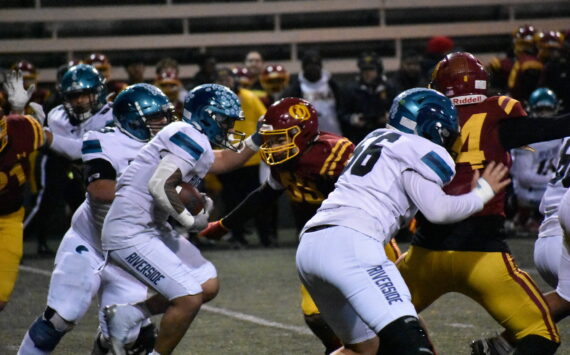 Thyrou Umi-Tuato’o runs into the teeth of the O’Dea defense. Ben Ray / The Reporter