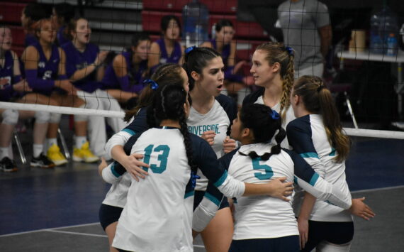 Ravens group up in the match against Lake Washington. Ben Ray / The Reporter