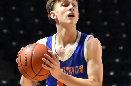 Spencer Evenson looks for a teammate with a Puyallup defender closing in. (Ben Ray / The Reporter)