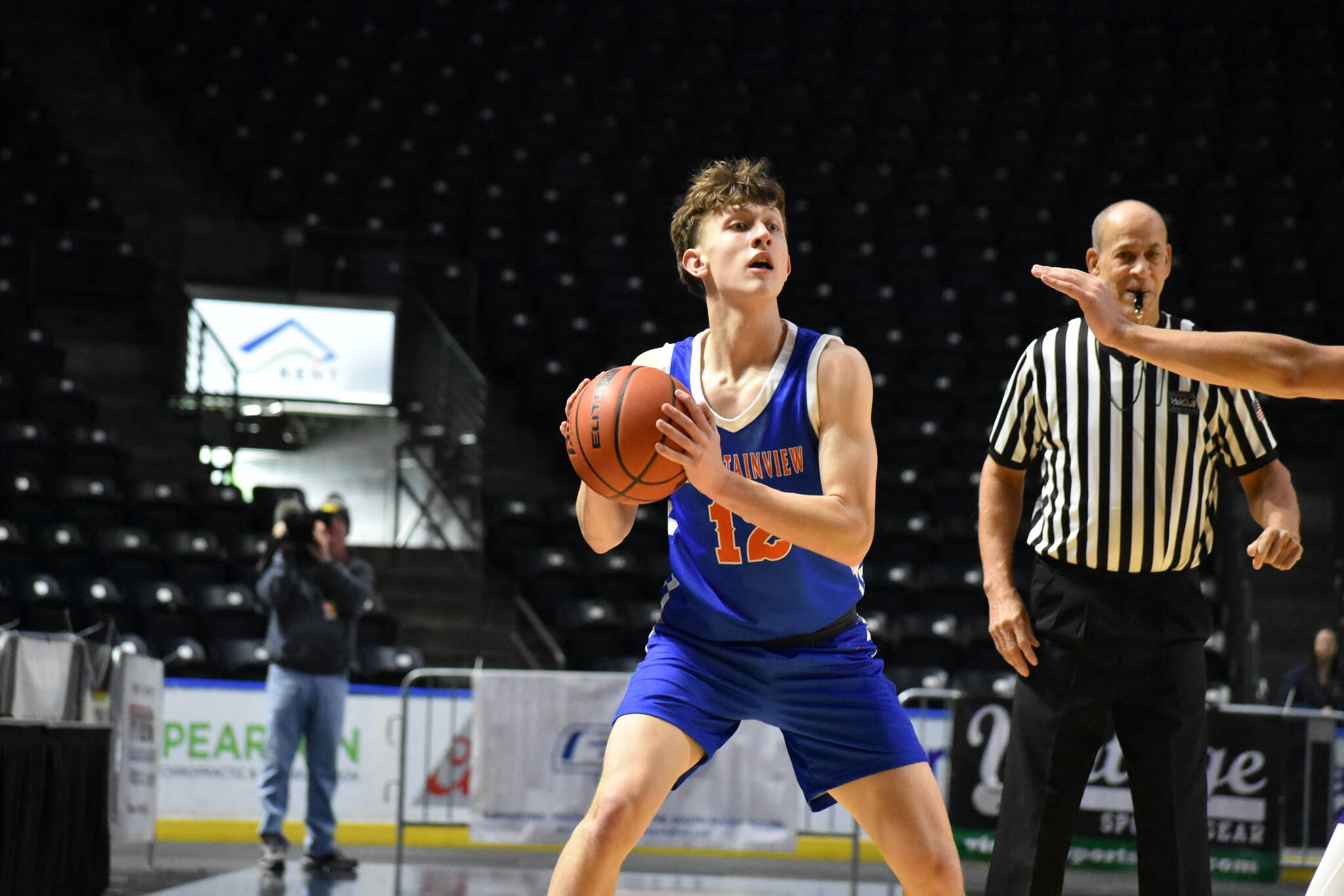 Spencer Evenson looks for a teammate with a Puyallup defender closing in.