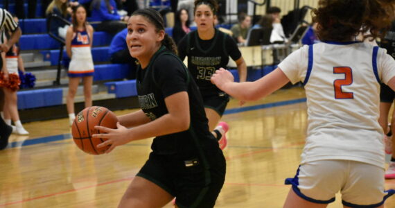 Keleesa Howard drives to the hoop inside the Auburn Mountainview gym. Ben Ray / The Reporter