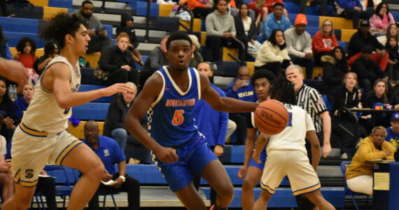 Mande Wanlemvo drives to the basket in the second quarter. Ben Ray / The Reporter