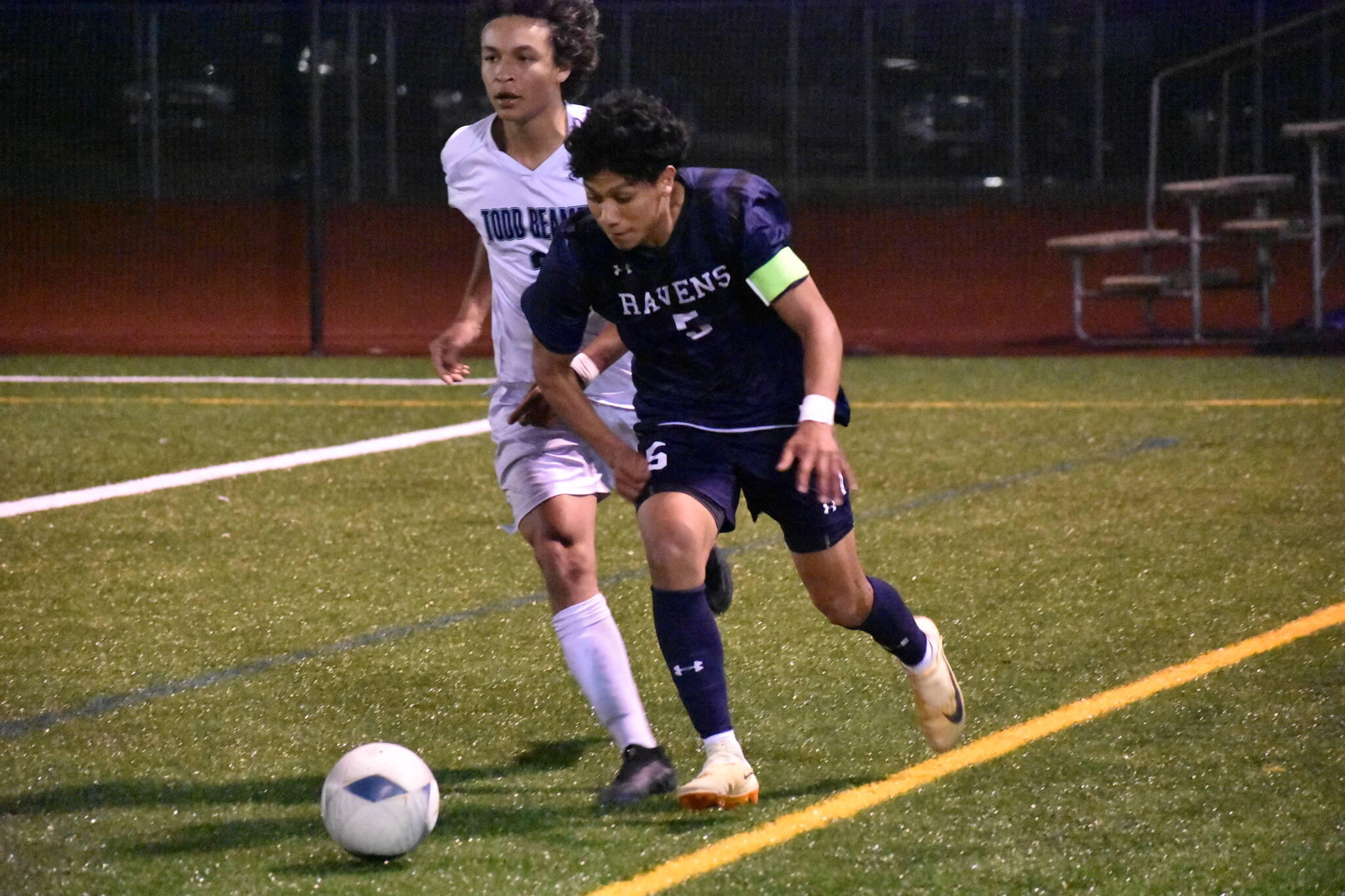 Auburn Riverside’s Daniel Hernandez fights for possession from a Todd Beamer attacker.