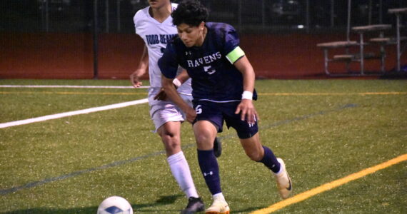 Auburn Riverside’s Daniel Hernandez fights for possession from a Todd Beamer attacker. Ben Ray / The Reporter