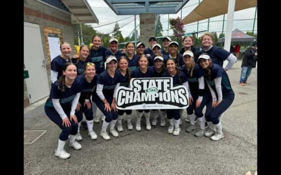 Auburn Riverside fastpitch team wins state title. Photo courtesy of Bryce Strand