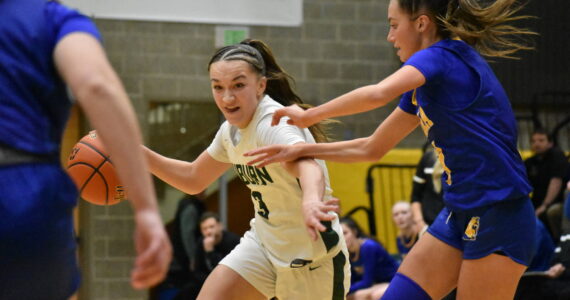 Auburn’s Avery Hansen drives to the basket in the loss to Tahoma. Ben Ray / The Reporter