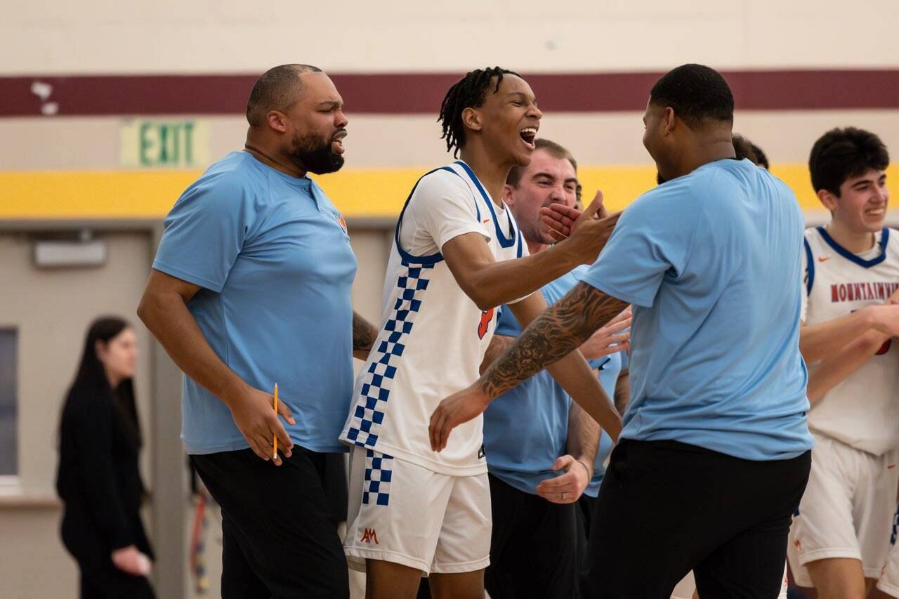 Auburn Mountainview’s Sebastian Aruis celebrates with his coaches. Photo provided by Maria Dorsten