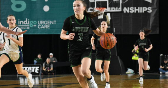 Avery Hansen dribbles the ball up the floor against Woodinville. Ben Ray / The Reporter