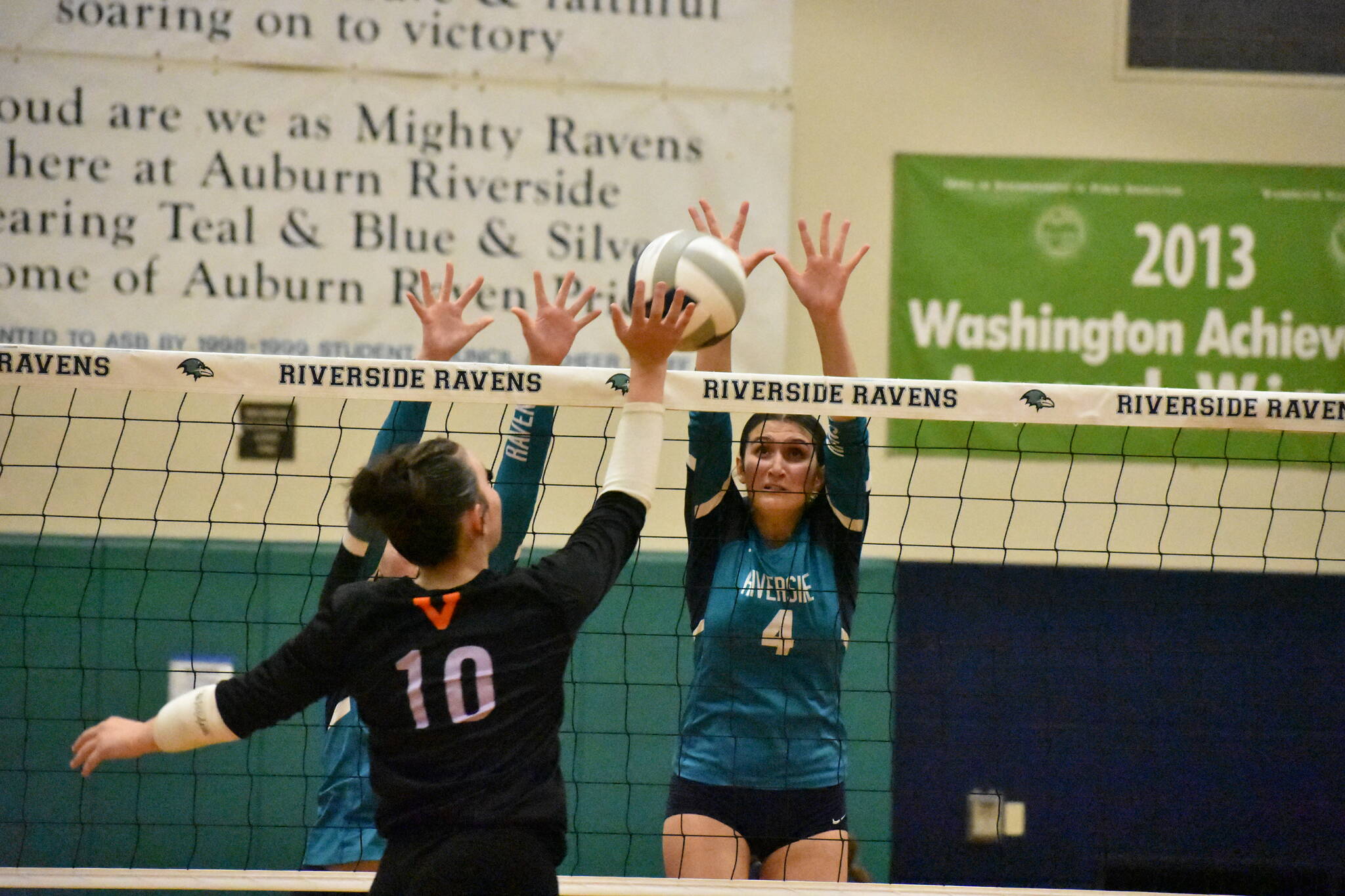 Auburn Riversides Peyton Cantrell goes up for a block against Sumner. Ben Ray / The Reporter