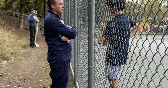 Auburn Riverside’s head coach Tyler Parsons speaks with Albert Yang. Nathan Hyun / The Reporter