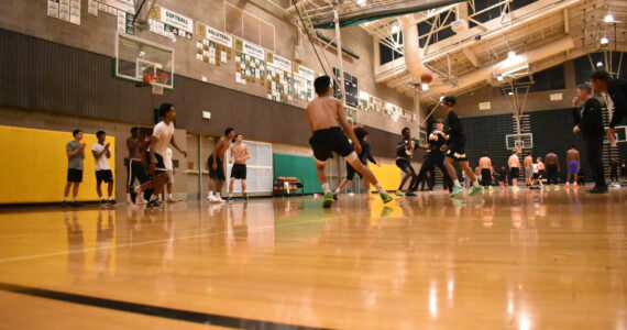 Auburn basketball practicing inside Auburn High School. Ben Ray / The Reporter