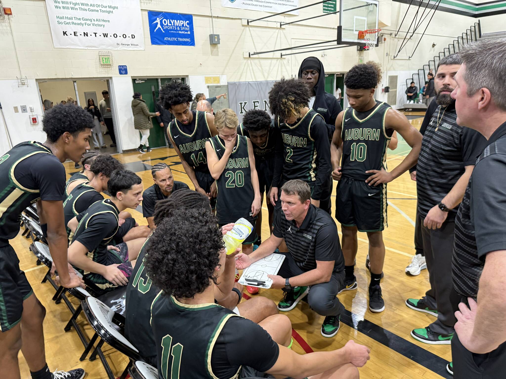 Auburn head coach Ryan Hansen talks to his team in the huddle. Nathan Hyun / The Reporter