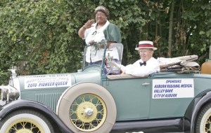 Pioneer Queen Donnie Berry and Dan Briggs