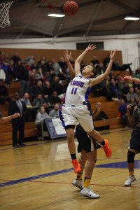 Auburn Mountainview's Briana Zargozo-Jones tanles with a Lincoln defender.