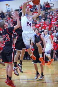 Auburn Mountainview's Chase Sahlin battles against Shelton.