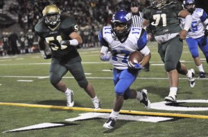 Curtis running back Tyler Montague breaks free with Auburn’s Nick Conlan (51) in pursuit last Friday. Montague ran for 103 yards and two touchdowns in the Vikings’ win.