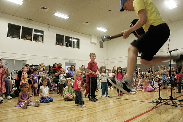 Musical artist Chris Ballew and Caspar Babypants come to the Auburn International Farmers Market on Sunday.