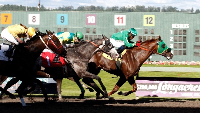 Makors Finale and jockey Rocco Bowen lead the field to the wire in 1:08.27 for six furlongs. Tom Wenzel is the trainer for owner/breeder Karl Krieg of Oak Harbor.