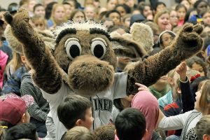 Mariners caravan stops in Auburn