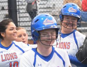 Lions erupt, rock Ravens in showdown | NPSL fastpitch