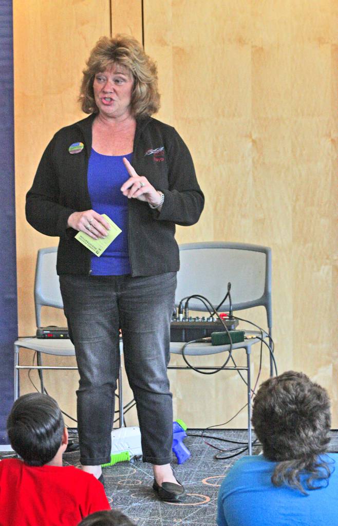 Mayor Nancy Backus shares a word with children, urging them to read. MARK KLAAS, Auburn Reporter