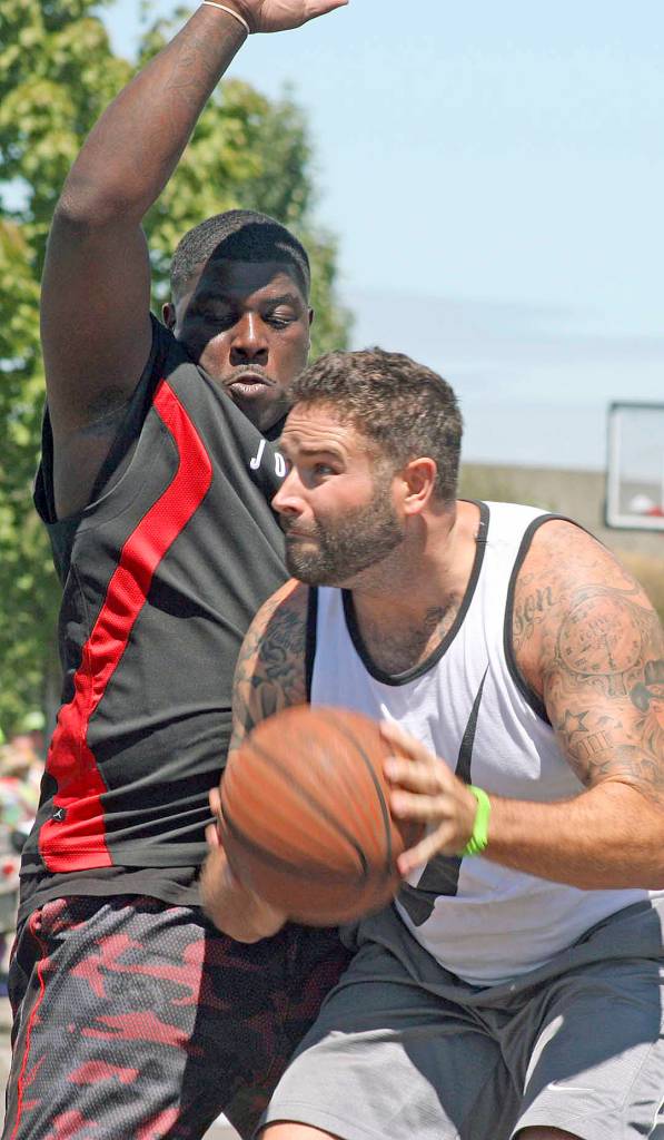 Sean Dickson of the Screamin&rsquo; Emus of Renton, drives on Google Me of Tacoma&rsquo;s John McGee down low. MARK KLAAS, Kent Reporter