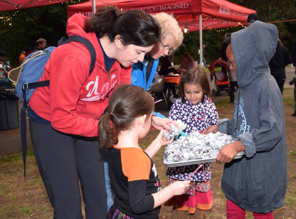 Cienovia Dennis serves s&rsquo;mores to people. RACHEL CIAMPI, Auburn Reporter