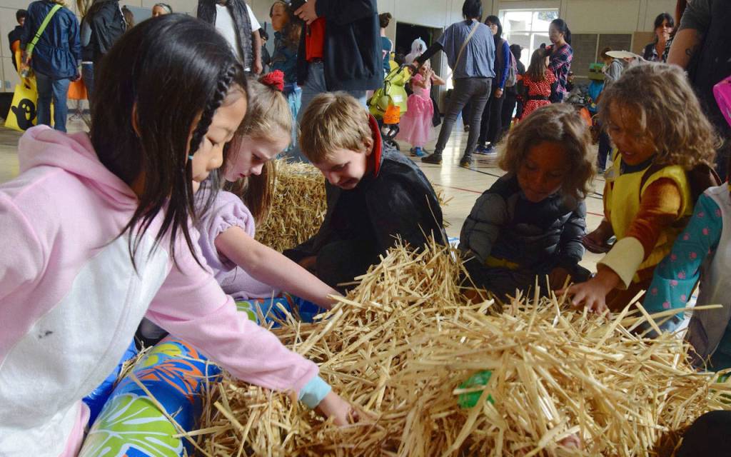 Trick-or-treaters flock to the park | PHOTOS