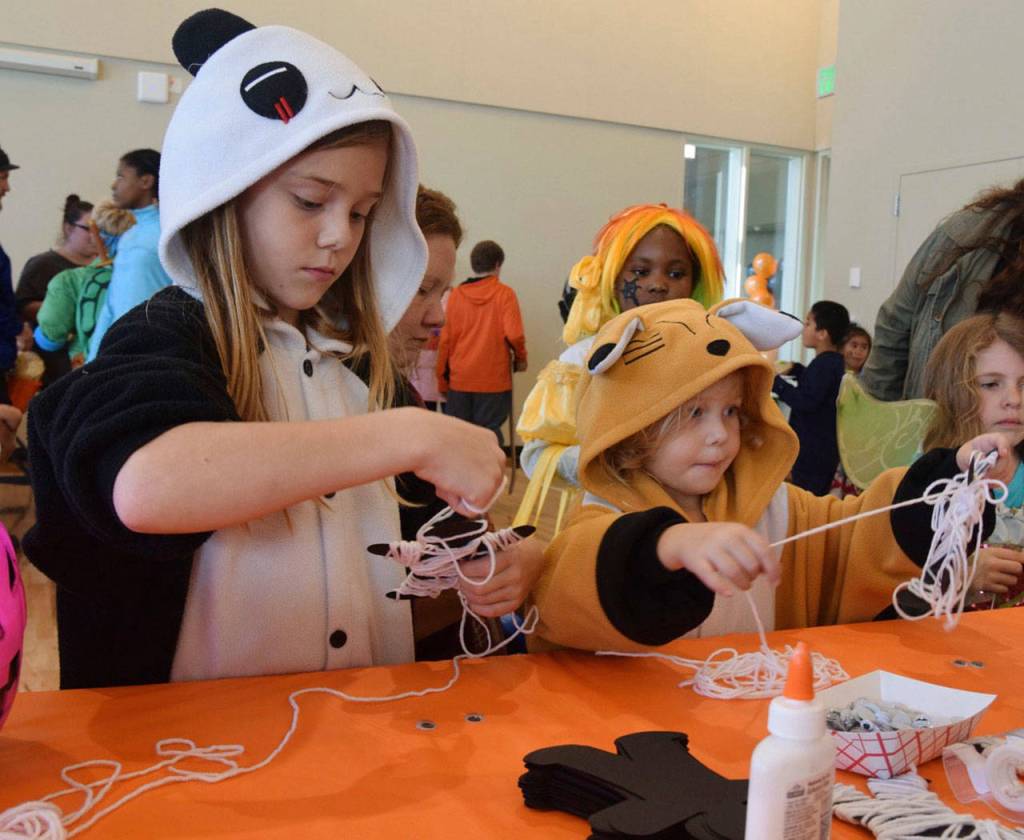 Trick-or-treaters flock to the park | PHOTOS