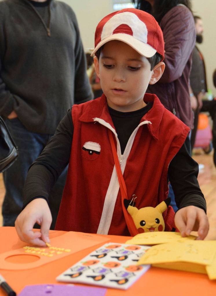 Trick-or-treaters flock to the park | PHOTOS