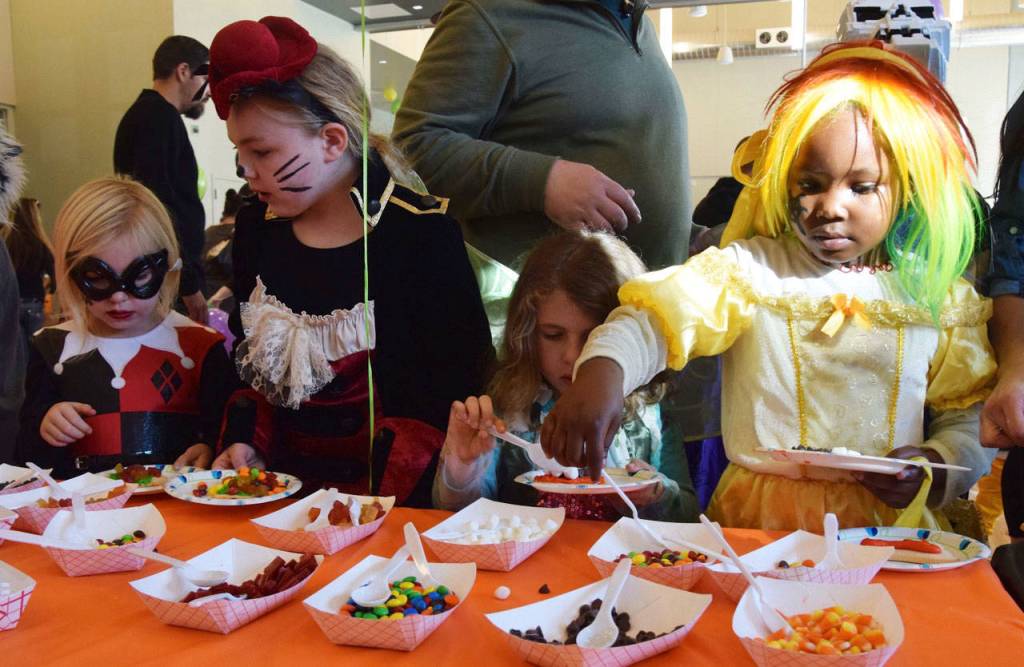 Trick-or-treaters flock to the park | PHOTOS