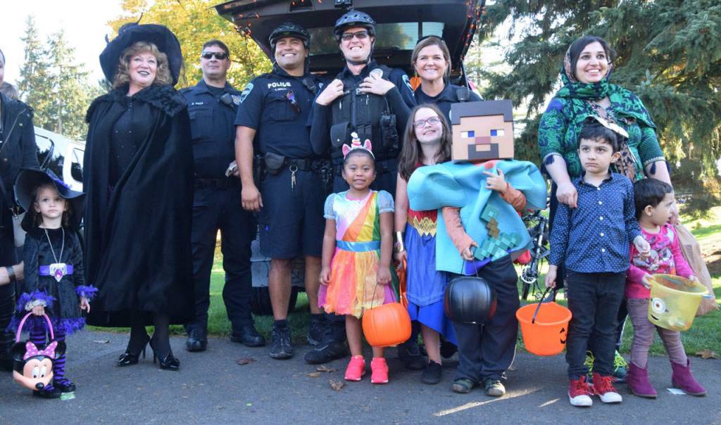 Trick-or-treaters flock to the park | PHOTOS