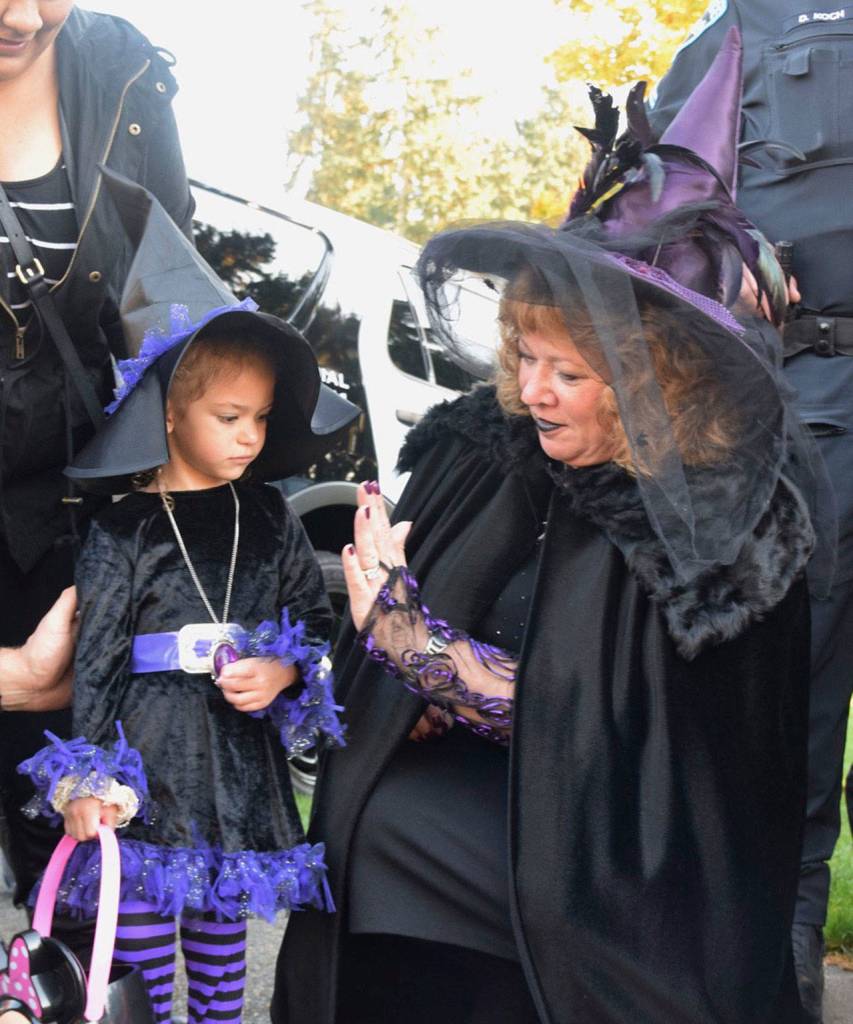 Trick-or-treaters flock to the park | PHOTOS