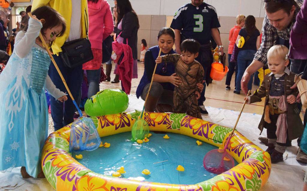 Trick-or-treaters flock to the park | PHOTOS