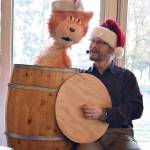 Eric Ode and his buddy Scratch perform on stage. RACHEL CIAMPI, Auburn Reporter