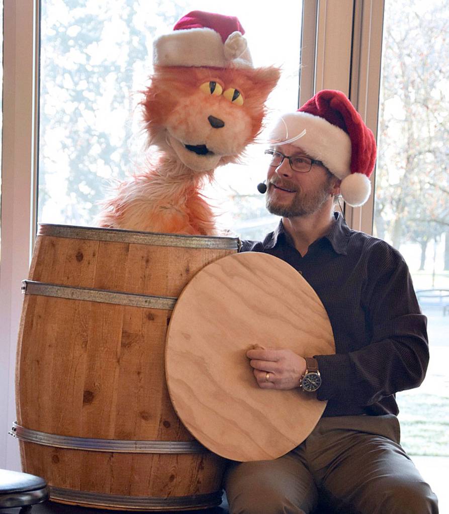 Eric Ode and his buddy Scratch perform on stage. RACHEL CIAMPI, Auburn Reporter