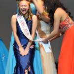 Miss Auburn Teen 2017 Elizabeth Enz crowns 2018 winner Olivia Thomas, with help from Miss Washington Teen 2017 Tia Moua. RACHEL CIAMPI, Auburn Reporter