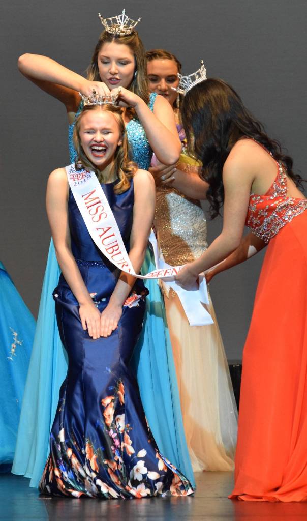 Miss Auburn Teen 2017 Elizabeth Enz crowns 2018 winner Olivia Thomas, with help from Miss Washington Teen 2017 Tia Moua. RACHEL CIAMPI, Auburn Reporter