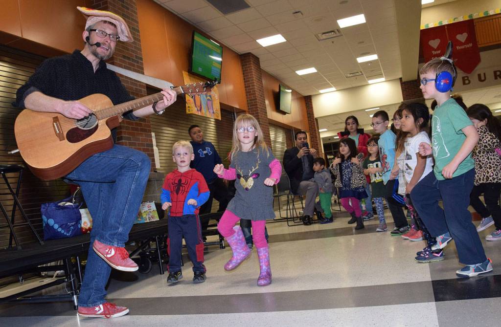 Eric Ode performs with the kids on stage. RACHEL CIAMPI, Auburn Reporter